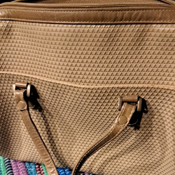 VINTAGE Liz Claiborne Tan Textured Shoulder Bag - Picture 3 of 6